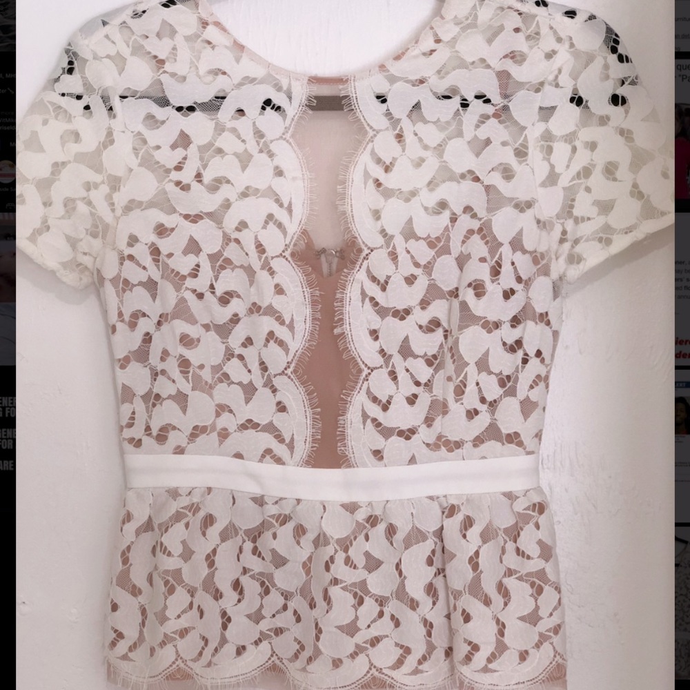 BCBGMAXAZRIA WHITE PEPLUM LACE TOP